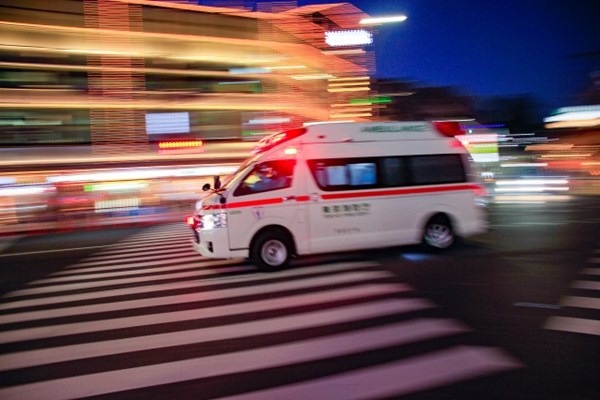 横断歩道を歩く人